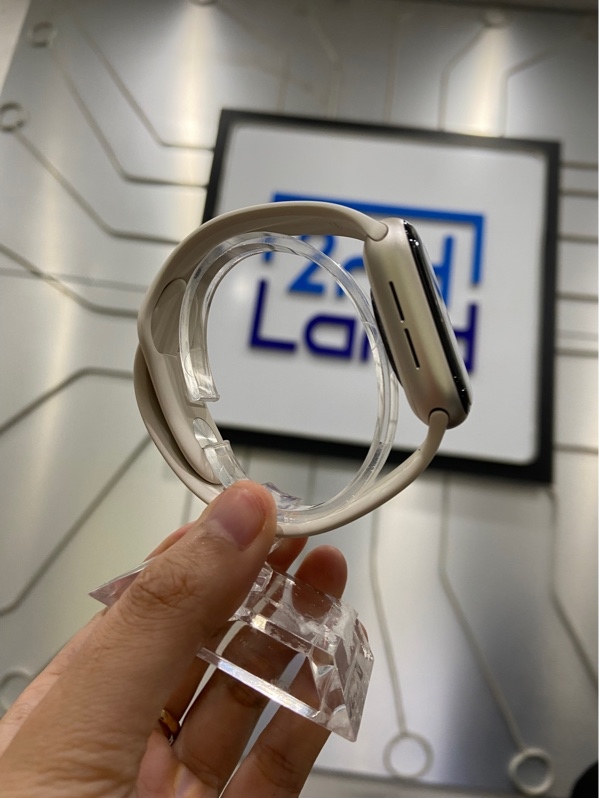 Đồng hồ Apple Watch SE Gen 3/40mm - Bản GPS - Mã SA/A - Pin 100% - Màu starlight - Ngoại hình: 97% - Xước kính nhẹ - Kèm sạc