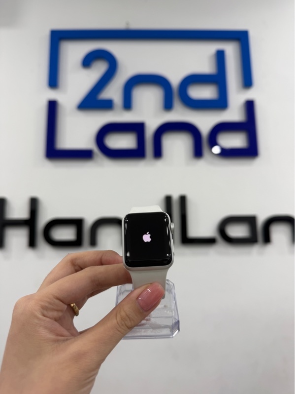 Đồng hồ Apple Watch Series 3 - 38mm - LL/A - GPS - Bản nhôm - Màu bạc - Pin 96% - Ngoại hình 98% - Màn xước dăm , cấn nhẹ 1 góc - Kèm sạc