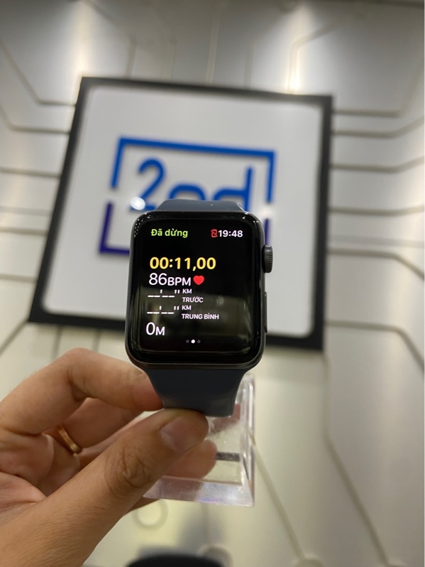 Đồng hồ Apple Watch Series 3/42mm - GPS - LL/A - Pin 99% - Viền nhôm - Màu đen - Ngoại hình: 98% - Nổ sơn nhẹ viền màn ám hồng trong nhẹ , viền trên màu đỏ 1 đường nhỏ , đánh kính - Kèm sạc