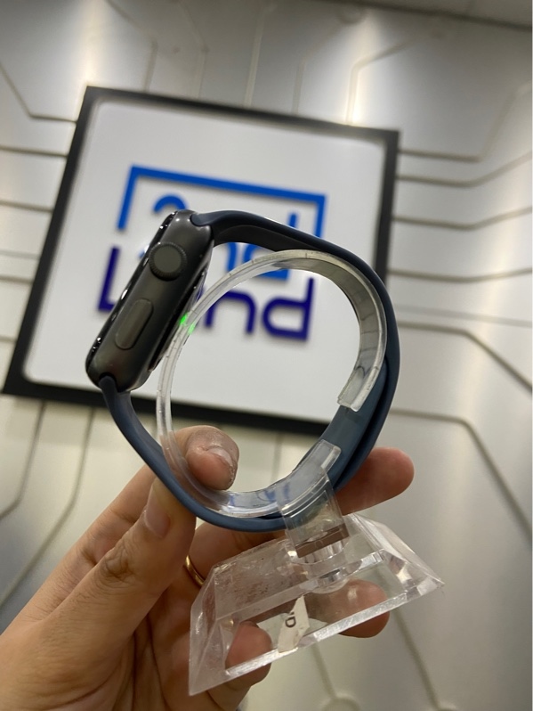 Đồng hồ Apple Watch Series 3/42mm - GPS - LL/A - Pin 99% - Viền nhôm - Màu đen - Ngoại hình: 98% - Nổ sơn nhẹ viền màn ám hồng trong nhẹ , viền trên màu đỏ 1 đường nhỏ , đánh kính - Kèm sạc