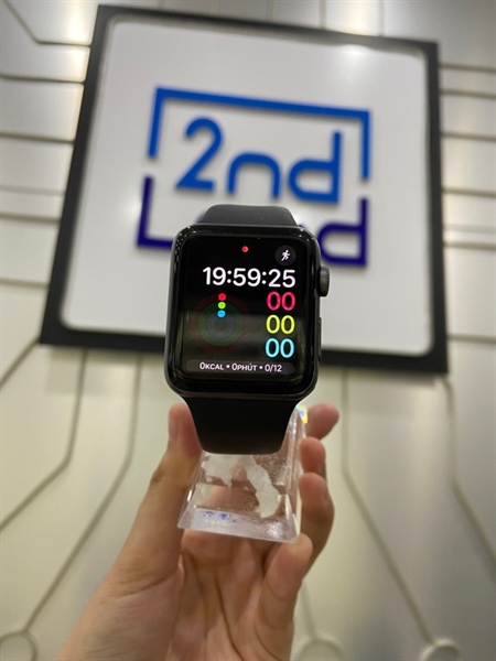 Đồng hồ Apple Watch Series 3/42mm - VN/A - GPS - Pin bảo trì - Viền nhôm - Màu đen - Ngoại hình: 97% - Cấn sườn, màn trầy dăm nhiều, màn đánh kính, màn cháy sọc đỏ nhẹ trên - Kèm sạc