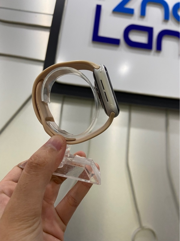 Đồng hồ Apple Watch Series 4/40mm - GPS - Pin 100% - Viền nhôm - ép kính - Màu bạc - Ngoại hình: 97% - Kèm sạc