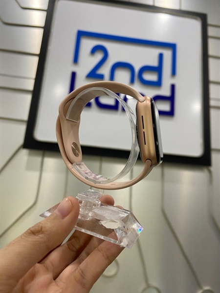 Đồng hồ Apple Watch Series 4/40mm - GPS - Watch OS : 10.6.1 - Pin 89% - Màu hồng - Ngoại hình: 97% - Màn trầy + hồng cháy nên khi tắt màn - Kèm sạc 1