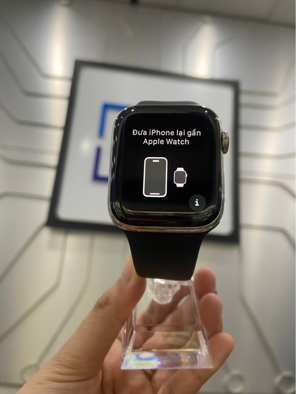 Đồng hồ Apple Watch Series 4/44mm - J/A - LTE có hỗ trợ Esim - Bản Thép - Pin 100% - Màu bạc - Ngoại hình: 97% - Kính xước, màn ép kính, chấm xanh nhiều - Body