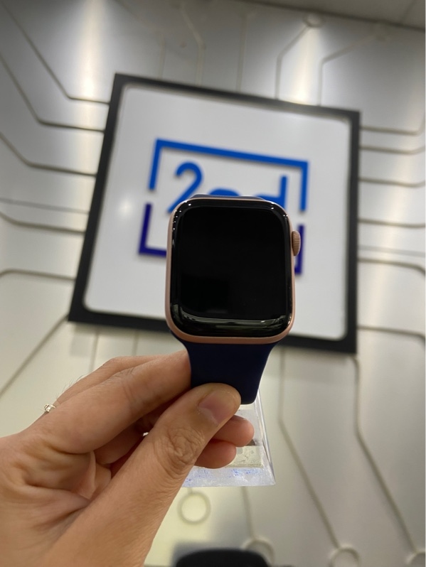 Đồng hồ Apple Watch Series 4/44mm - LTE ( không hỗ trợ Esim ) - Pin 100% thay new - Viền nhôm - Màu hồng - Ngoại hình: 98% - Màn Ép kính , 1 chấm xanh trên màn - Kèm sạc