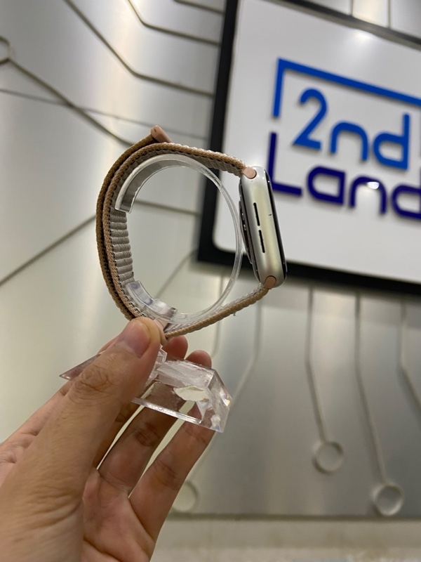 Đồng hồ Apple Watch Series 4 Nike/40mm - Bản nhôm - Màu trắng - LTE ( Không hỗ trợ Esim) - LL/A - Pin 100% thay new - Ngoại hình: 97% - Body