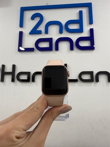 Đồng hồ Apple Watch Series 5 - 40mm - LL/A - GPS - 32GB - Màu hồng - Pin thay 100% - Ngoại hình 98% - dây đeo dơ - Kèm sạc