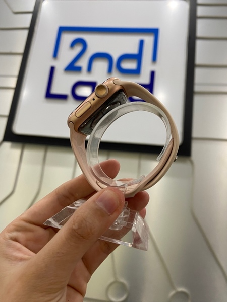 Đồng hồ Apple Watch Series 5/40mm - LL/A - GPS - Màu hồng Gold - Pin 80% - Ngoại hình: 97% - Màn trầy, trầy sườn, màn ám xanh - Kèm sạc 2