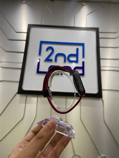 Đồng hồ Apple Watch Series 5 Nike/40mm - 2J/A - GPS - Pin 82% - Viền nhôm - Màu đen - Ngoại hình: 97% - Sườn trầy cấn, màn trầy nhiều, đánh kính, màn ám xanh nhẹ - Kèm sạc 1