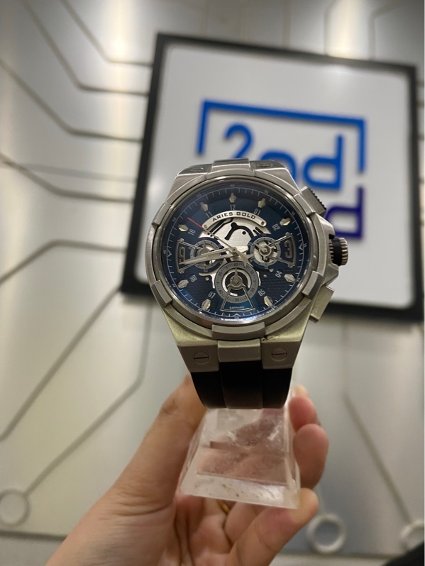 Đồng Hồ Aries Gold AG-G7016S-BU - 44mm - Màu bạc - Ngoại hình: 97% - Mặt kính hấp nước, xước thân , xước lưng, dây bạc màu - Body