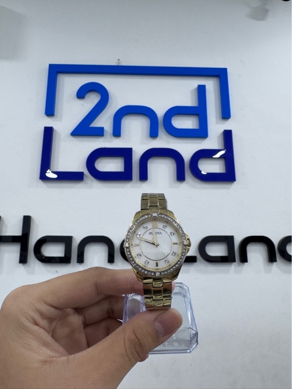Đồng hồ Bulova 98L230 - Màu vàng - Ngoại hình 97% - dây trầy, kính trầy, bị mài mòn nhiều chổ trên vòng đá - Không phụ kiện