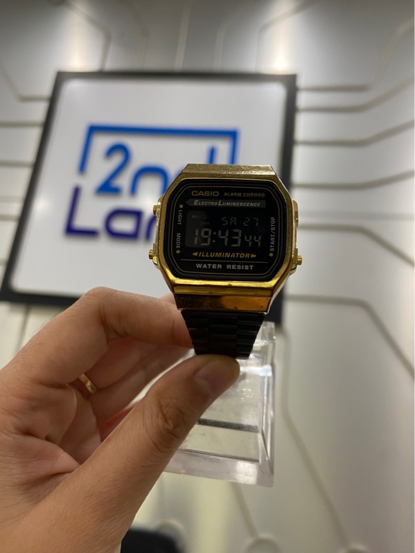 Đồng hồ Casio A168WEGB-1B - Mặt đen - Màu vàng - Ngoại hình: 97% - Xước kính , trầy mặt đế nhiều - Body