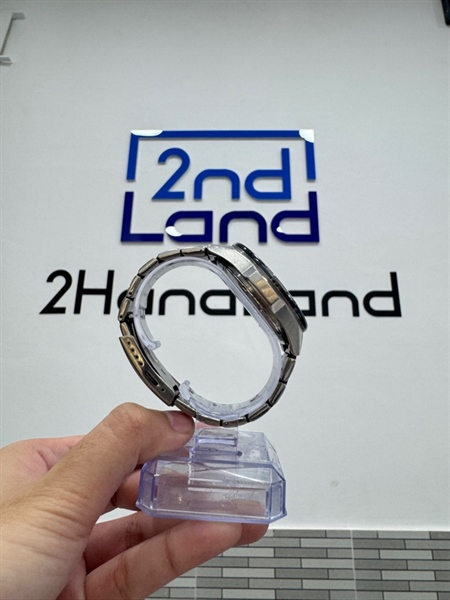 Đồng hồ Casio Edifice EFR-556 - Khung trắng mặt đen - Ngoại hình 97% - Trầy nhẹ - Body, kèm mắt nối 2