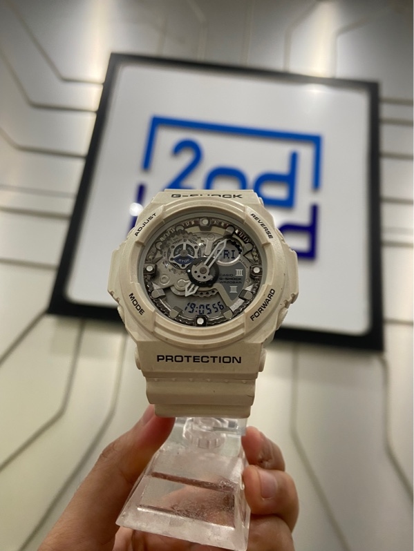Đồng hồ Casio G-Shock GA-300-7A - 52mm - Màu trắng - Ngoại hình: 97% - Xước cấn, ố - Body