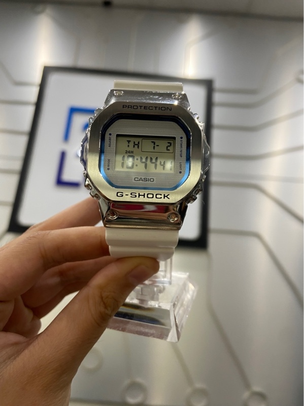 Đồng Hồ Casio G-Shock GM-5600LC-7DR - Màu bạc - Ngoại hình: 97.5% - Thân xước dăm nhẹ - Body