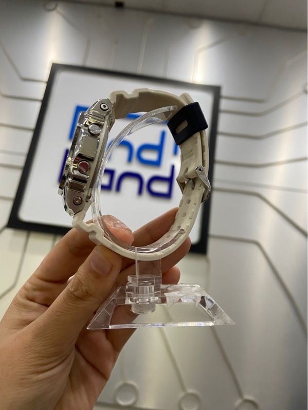 Đồng Hồ Casio G-Shock GM-5600LC-7DR - Màu bạc - Ngoại hình: 97.5% - Thân xước dăm nhẹ - Body