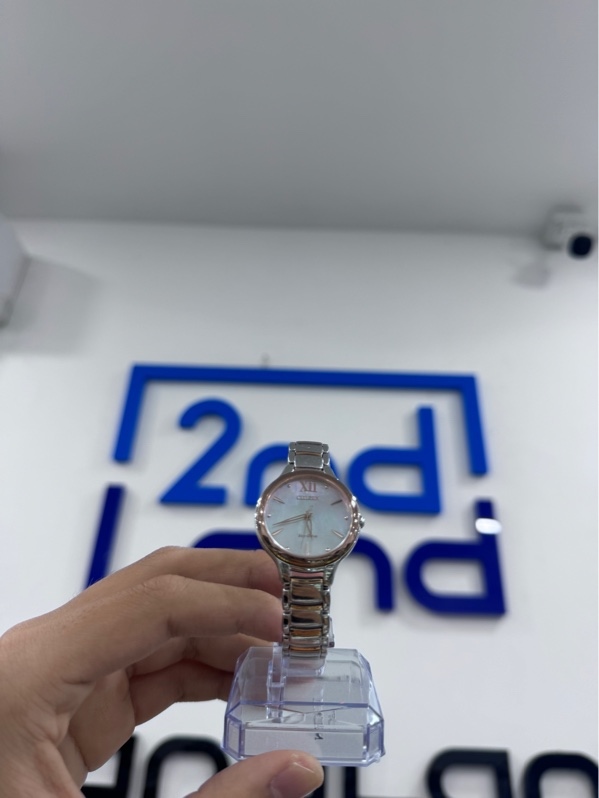 Đồng hồ Citizen Eco-Drive EM0556-87D - Màu bạc - Ngoại hình 97% - Trầy xước, mặt sau mòn chữ - Kèm mắt nối