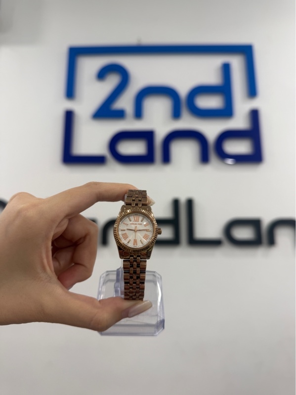 Đồng hồ cơ Michael Kors MK3230 - Màu vàng - Ngoại hình 97% - Dây trầy, phai màu nhẹ - Body