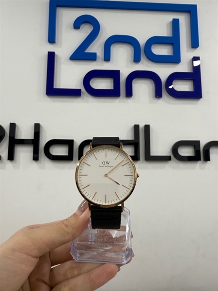 Đồng hồ Daniel Wellington Classic Comwall - 40mm - Màu vàng - Ngoại hình 97% - Kính trầy , viền trầy , phai lớp mạ dưới mặt - Body