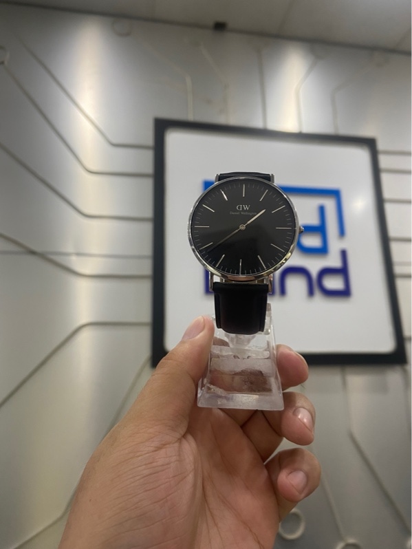 Đồng hồ Daniel Wellington DW00100145 - 40mm - Màu bạc - Ngoại hình: 97% - Xước thân - Body
