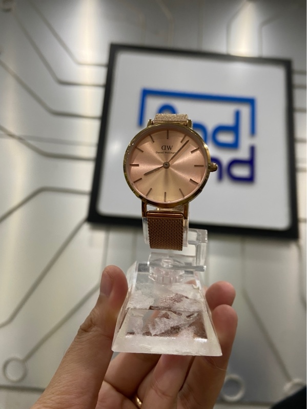 Đồng Hồ Daniel Wellington DW00100471 - Màu đồng - Ngoại hình: 97% - Xước dăm thân - Body