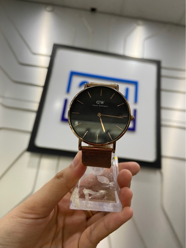 Đồng hồ Daniel Wellington Petite Melrose - Màu vàng - Ngoại hình: 97% - Xước kính, sườn, lưng - Body