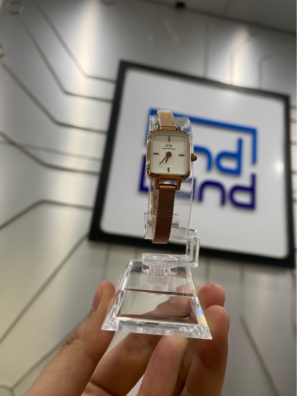 Đồng hồ Daniel Wellington Quadro Mini - Màu vàng - Ngoại hình: 97% - Xước kính, sườn, lưng - Kèm box