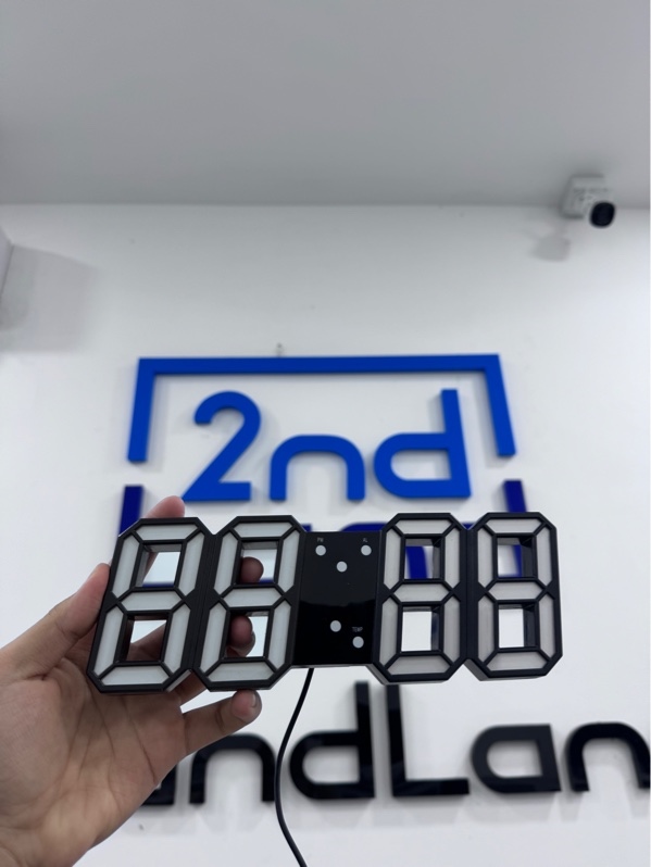 Đồng hồ điện tử LED treo tường NO BRAND - Màu đen - Ngoại hình 97% - Trầy xước, nắp pin mòn - Kèm 1 dây nguồn