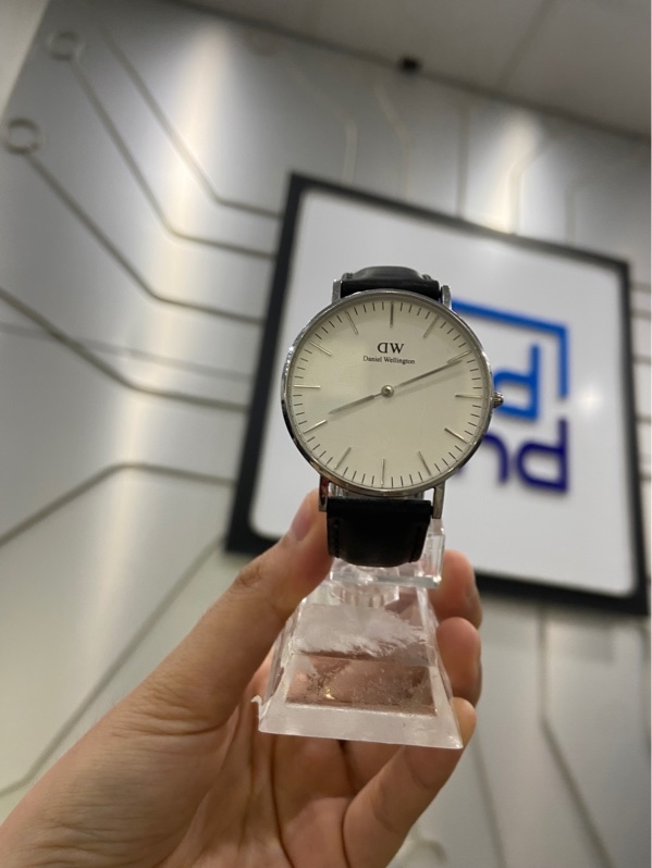 Đồng hồ DW Classic B36S6 - Màu trắng - Ngoại hình: 97% - Trầy mặt kính 2 đường - Body