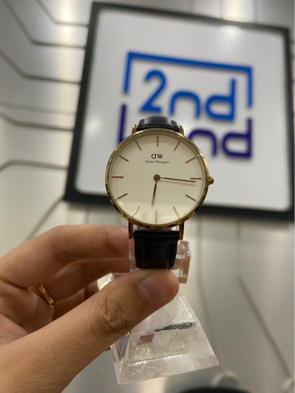 Đồng hồ DW Daniel Wellington B32R6 - Size 35mm - Màu vàng - Ngoại hình: 98% - Màn xước dăm, dây cũ - Body