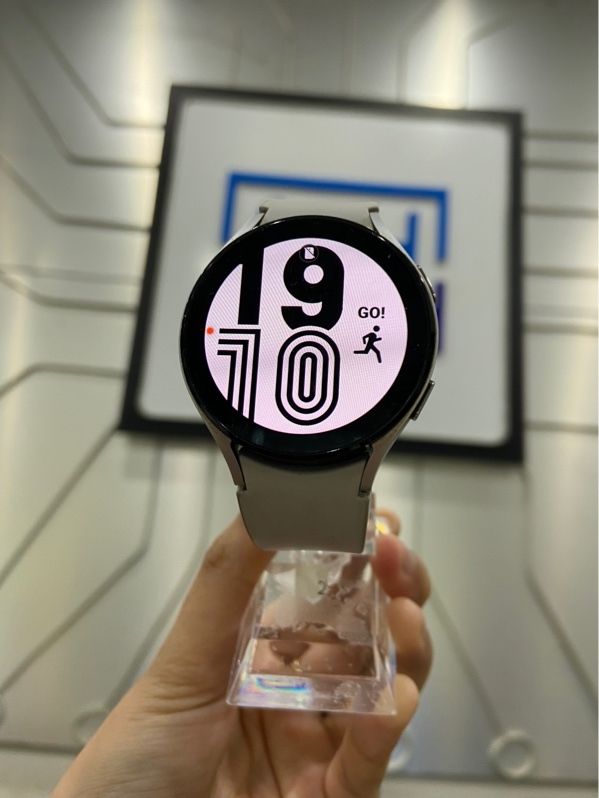 Đồng hồ Galaxy Watch 4 - 44mm - Màu bạc - Ngoại hình: 97.5% - Dây ố - Kèm sạc