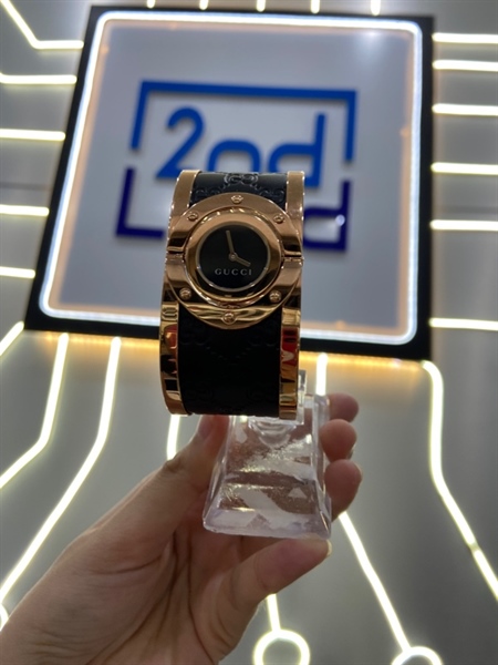 Đồng hồ Gucci Twirl Large YA112438 - Rộng dải 33mm - Màu đen hồng gold - Ngoại hình: 98% - Kèm Box