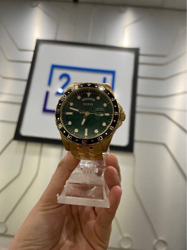 Đồng Hồ Guess GW0220G2 - 44mm - Màu vàng - Ngoại hình: 97.5% - Mặt xước dăm nhẹ, dây thân xước dăm nhẹ - Body