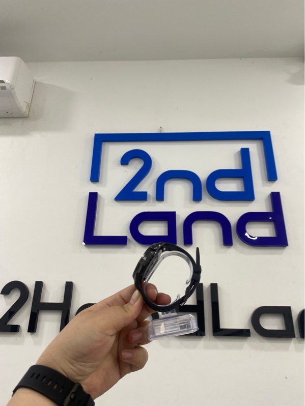 Đồng hồ Huawei watch Gt6 pro - 46mm - Màu đen - Ngoại hình 97% - kính xước , viền trầy nhẹ - Kèm box , sạc - còn BH ĐMX đến T12/2026