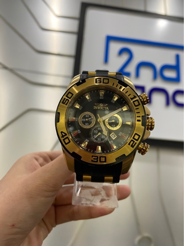 Đồng hồ Invicta Men’s Pro Driver 22340 - Màu vàng đen - Ngoại hình: 97% - Xước dăm kính và bể 1 góc, xước sườn, lưng, gỉ sét lưng - Body