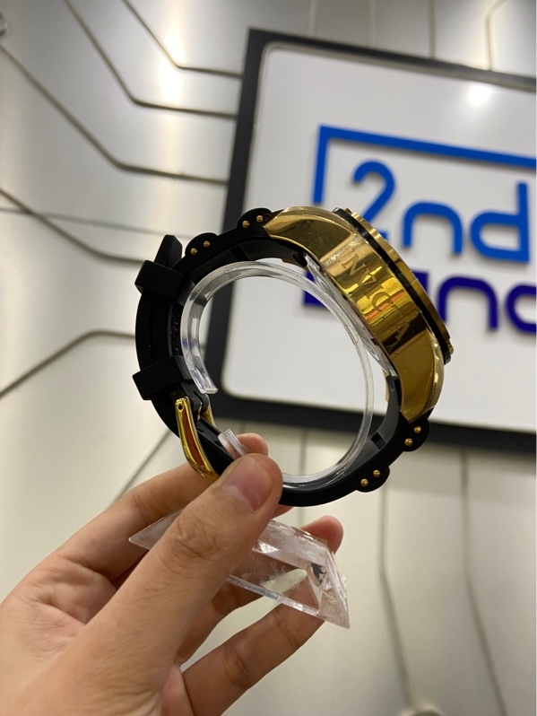 Đồng hồ Invicta Men’s Pro Driver 22340 - Màu vàng đen - Ngoại hình: 97% - Xước dăm kính và bể 1 góc, xước sườn, lưng, gỉ sét lưng - Body