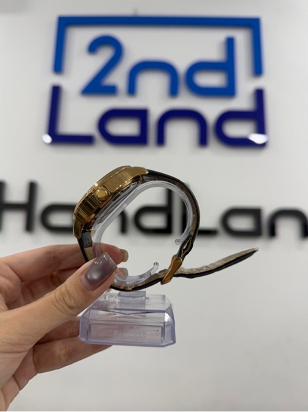 Đồng hồ invicta model 22579 - Màu vàng đồng - Ngoại hình 97% - Dây da nứt nhiều , dây gãy , dây không có con đĩa , cót yếu - Body - Lỗi không bảo hành 1