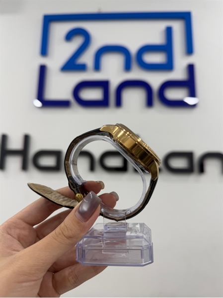 Đồng hồ invicta model 22579 - Màu vàng đồng - Ngoại hình 97% - Dây da nứt nhiều , dây gãy , dây không có con đĩa , cót yếu - Body - Lỗi không bảo hành 2