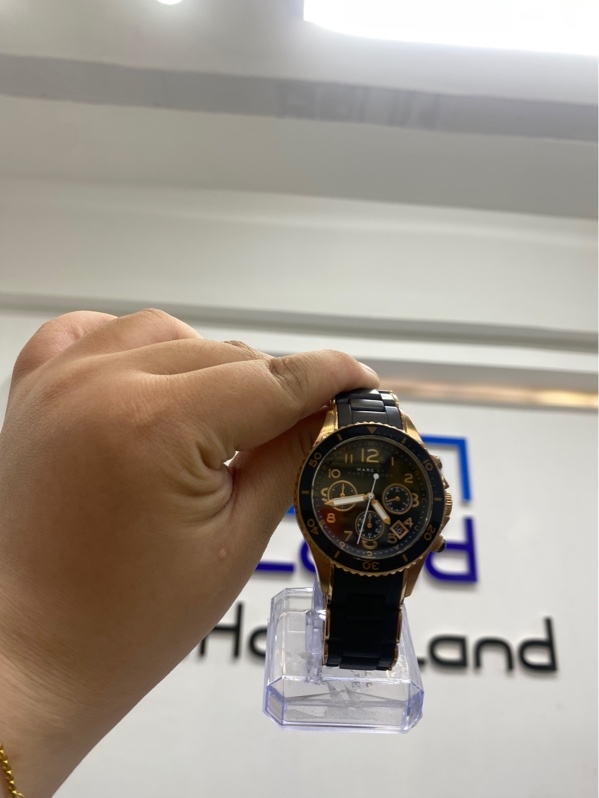 Đồng hồ Marc Jacobs MBM 2553 - Màu vàng đen, Ngoại hình 97% - Body