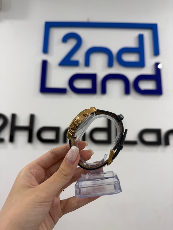 Đồng hồ Maserati Epoca Chronograph R8871618007 - Màu Vàng - Ngoại Hình 97% - Tróc sơn nút vặng, nứt da dây đeo, trầy mặt lưng - Body