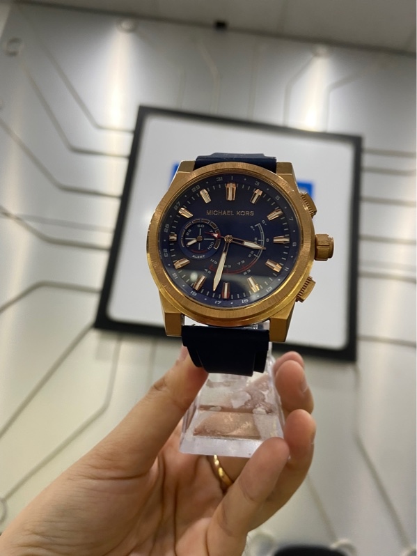 Đồng hồ Michael Kors Access Grayson MKT4012 - Màu vàng - Ngoại hình: 97.5% - Lưng xước, phai màu nhẹ - Body