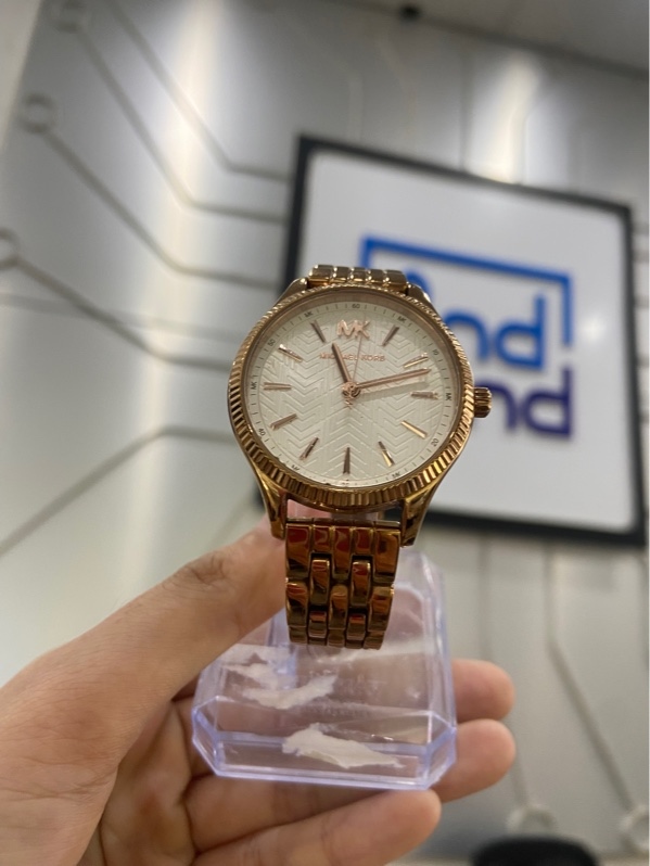 Đồng hồ Michael Kors Lexington MK6641 - Màu vàng hồng - Ngoại hình: 97% - Kính xước dăm, dây mặt lưng xước - Body