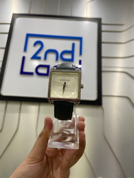 Đồng hồ Michael Kors MK 2583 - Màu bạc dây da - Ngoại hình: 98% - Kính xước, mất 6 viên đá viền - Body