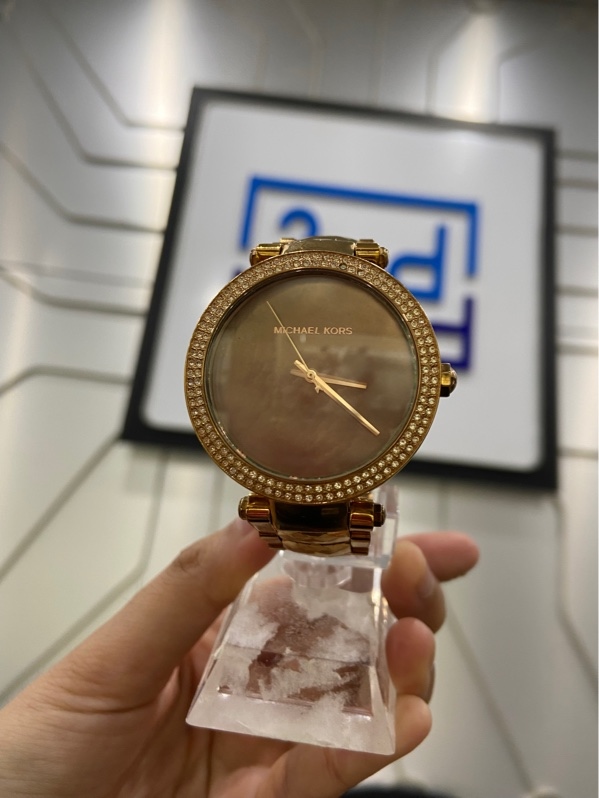 Đồng hồ Michael Kors Parker MK6426 - Màu vàng - Ngoại hình: 97% - mất 1 viên đá, dây đeo - Body