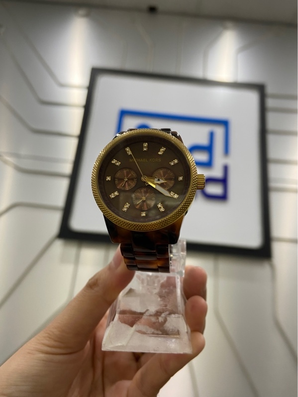 Đồng hồ Michael Kors Ritz MK5038 - Màu vàng - Ngoại hình: 97% - Tróc sơn kim giờ, xước kính, sườn, lưng - Body