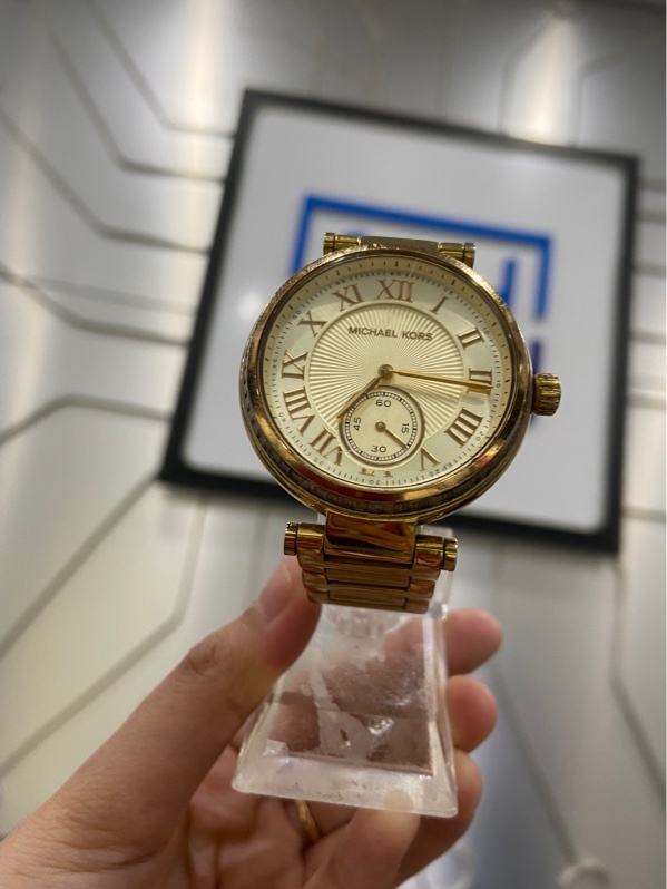 Đồng hồ Michael Kors Skylar Glitz Watch MK5867 - Màu đồng - Ngoại hình: 97% - Màn trầy 1 vệt khá sâu, trầu xướt mèo xung quanh nhiều - Body
