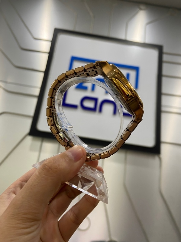 Đồng hồ nam Carnival 8128G -VH-N - Màu vàng - Ngoại hình: 97% - Mất 3 đá, xước sườn, dây - Body