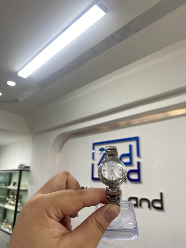 Đồng hồ nữ Citizen Eco-Drive EM0331-52D - 30mm - Màu bạc - Ngoai hình 98% - Body