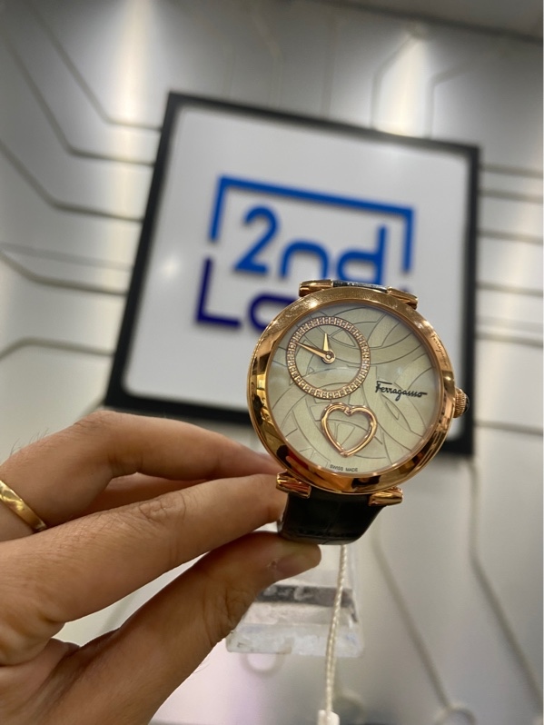 Đồng hồ nữ Salvatore Ferragamo Cuore FE2020016 - 39mm - Màu vàng - Ngoại hình: 98% - Xước dăm nhẹ - Kèm Box