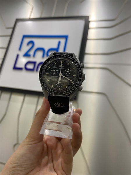 Đồng hồ Omega Moonswatch Mission To The Moon SO33M100 - 42mm - Màu đen - Ngoại hình: 97% - Kính trầy - Body